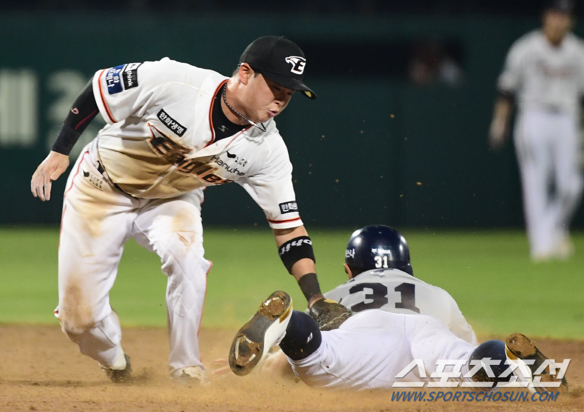 잠실라이벌의 신구 도루왕 싸움…2개 차 '초접전', 2배 많은 경기수..…