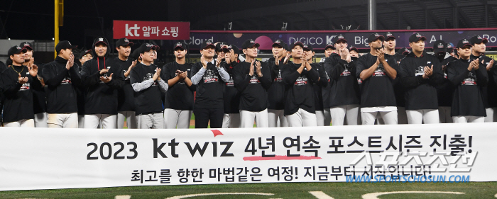 '기적의 정규시즌 2위' KT의 겹경사, 홈 최다 관중 기록도 경신