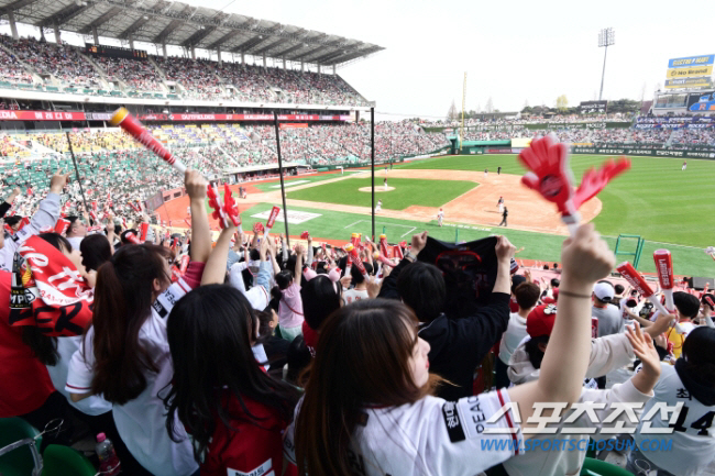 KBO, 신한은행과 타이틀 스폰서 2년 연장 계약...역대 최장 단일 스…