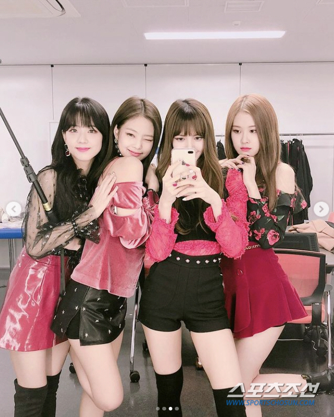 [종합]'블랙핑크 완전체'에 그린 라이트 켜졌나? 리사, 해외서 '제니'…