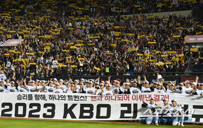 이건 뭐지? 역사상 처음. 10월에 최다관중 찍는다. 야구 사랑 말고는 …