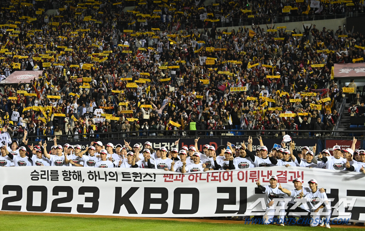 이건 뭐지? 역사상 처음. 10월에 최다관중 찍는다. 야구 사랑 말고는 …