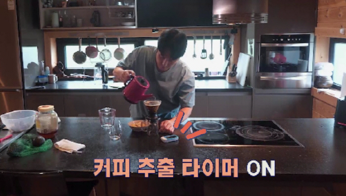 [SC리뷰]"연예계 수명 끝났다는 생각"…김동완, 불면증·강박증에 가평살…