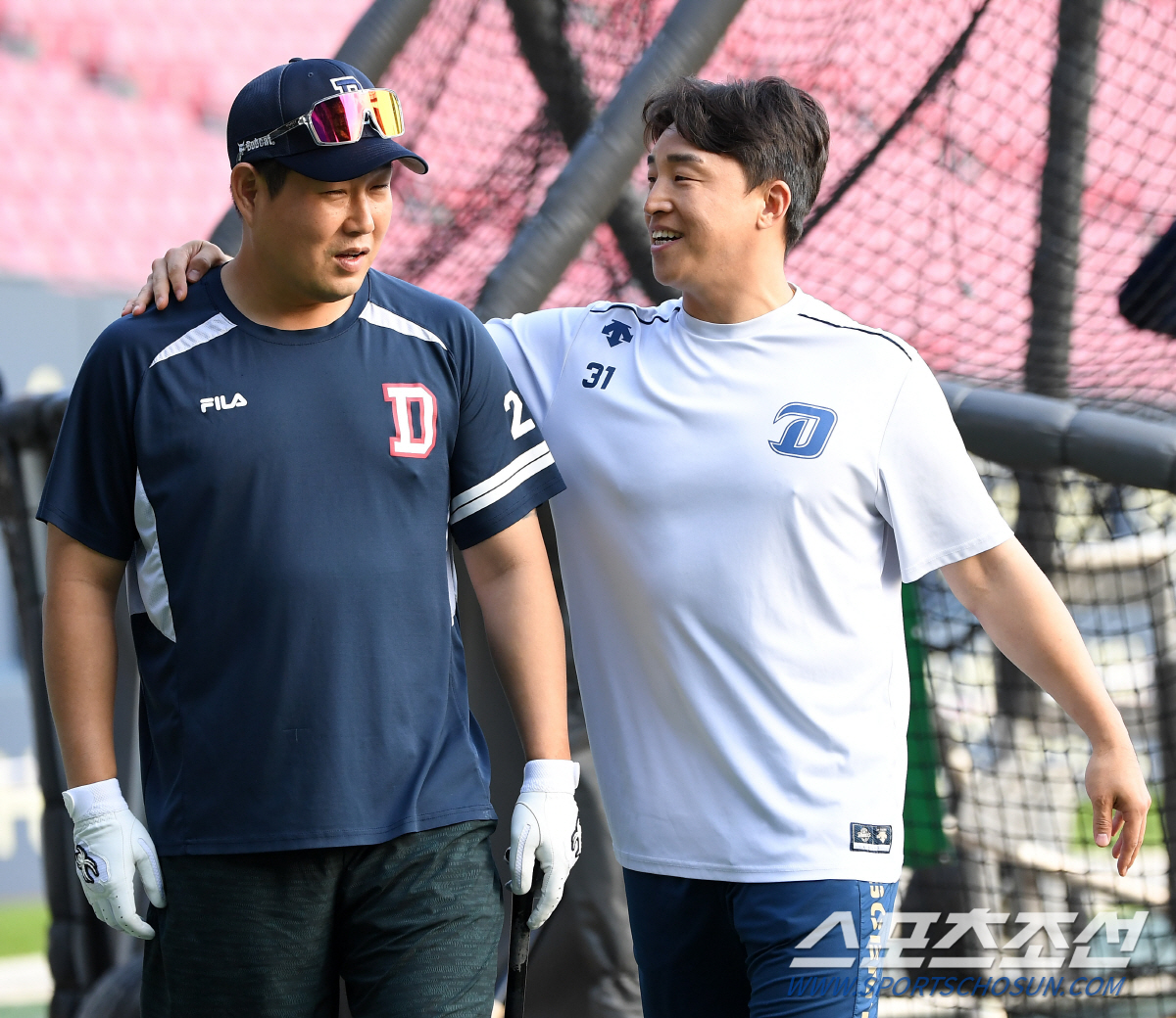'건우야 오늘 살살해' 손 맞잡은 박건우와 이승엽 감독, 치열한 순위 경…