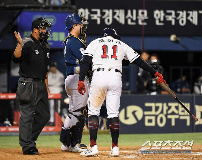 '아깝다 사이클링히트' 마지막 타석 강하게 어필했던 로하스...쿨한 미소…