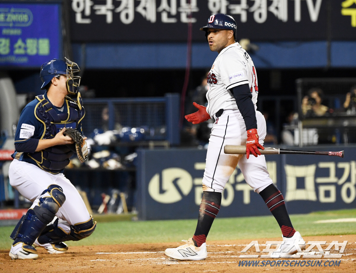 '아깝다 사이클링히트' 마지막 타석 강하게 어필했던 로하스...쿨한 미소…