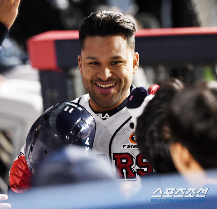 '아깝다 사이클링히트' 마지막 타석 강하게 어필했던 로하스...쿨한 미소…