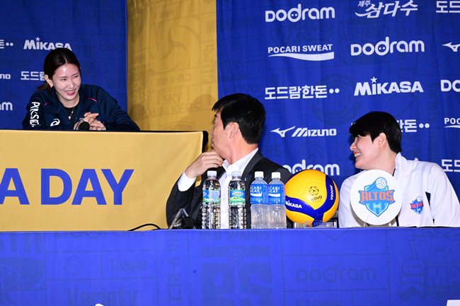 '백전노장도 인정한' 여자부 우승후보 1순위 흥국생명…대항마는 '꼴찌' …