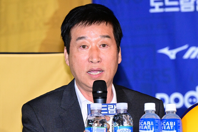 올림픽 본선 실패→AG 노메달…명감독의 돌직구 "한국배구 이대로면 회복 …