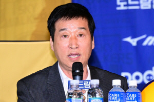 올림픽 본선 실패→AG 노메달…명감독의 돌직구 