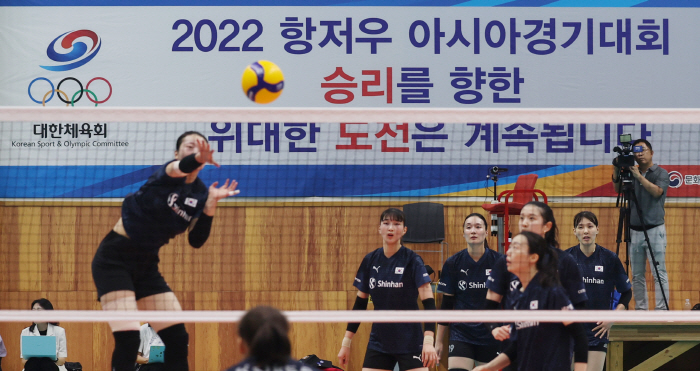 올림픽 본선 실패→AG 노메달…명감독의 돌직구 "한국배구 이대로면 회복 …