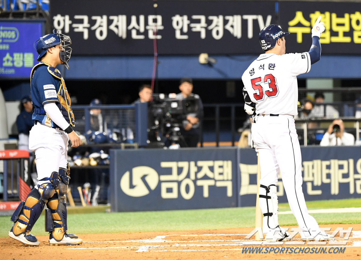 '너무 잘 맞아도 문제네' 폴대 위를 넘긴 양석환의 홈런성 타구...확신…