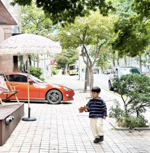 '이필모♥서수연' 5살 子, 벌써부터 로맨틱 남달라 "낙엽 주워 선물하겠…