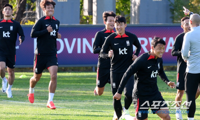 '사타구니 부상' 손흥민, 동료들과 첫 팀 훈련...못 말리는 승부욕 '…
