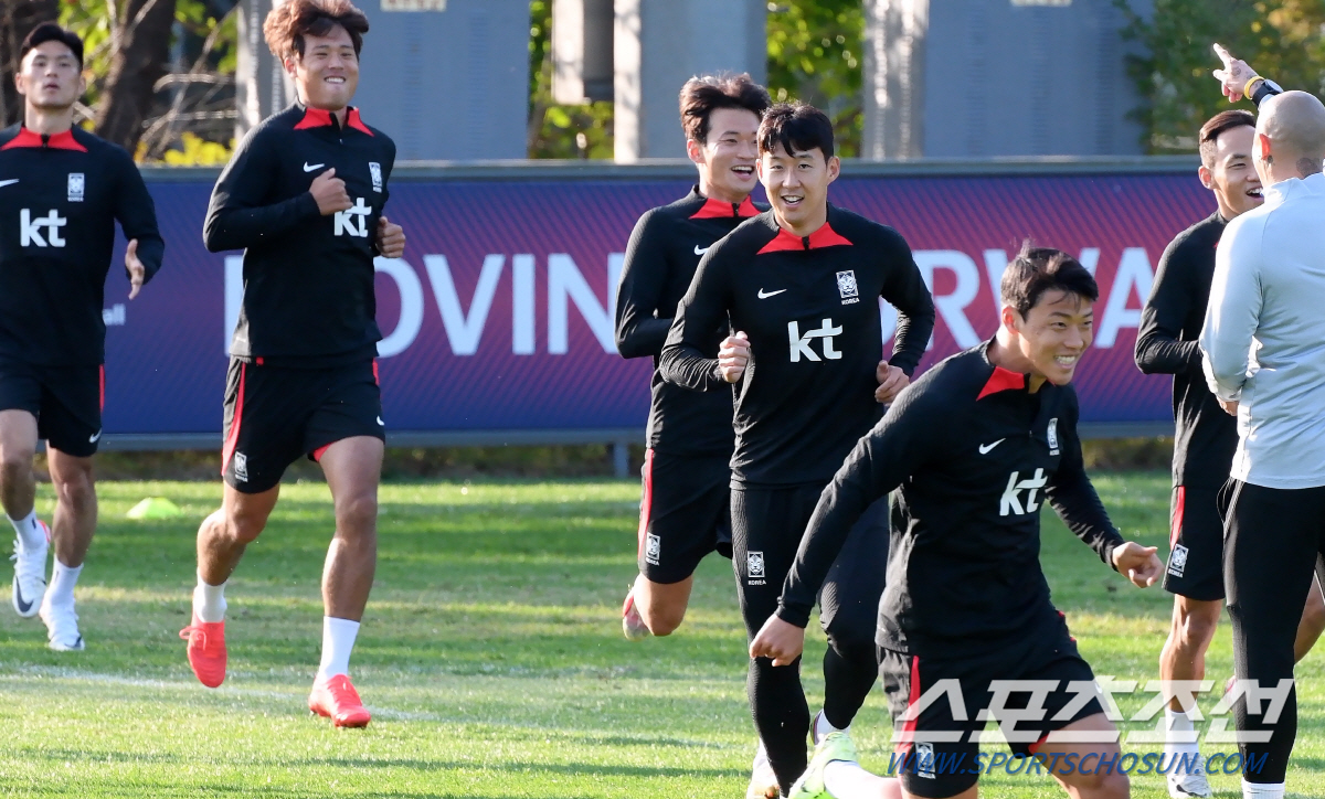 '사타구니 부상' 손흥민, 동료들과 첫 팀 훈련...못 말리는 승부욕 '…