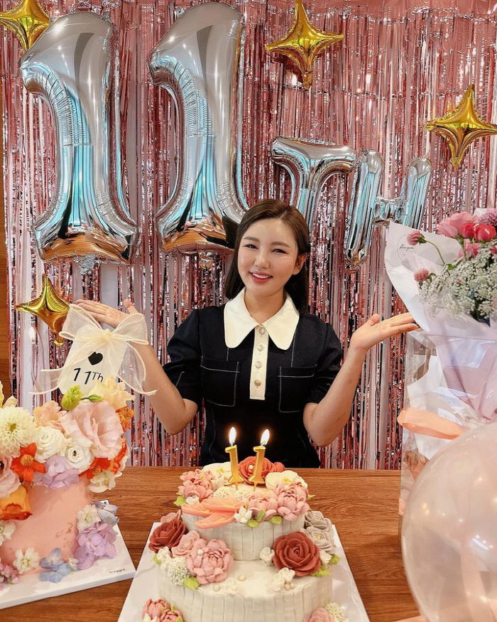 "110년 더 노래해주세요"…송가인, 데뷔 11주년 축하 "감사합니다"