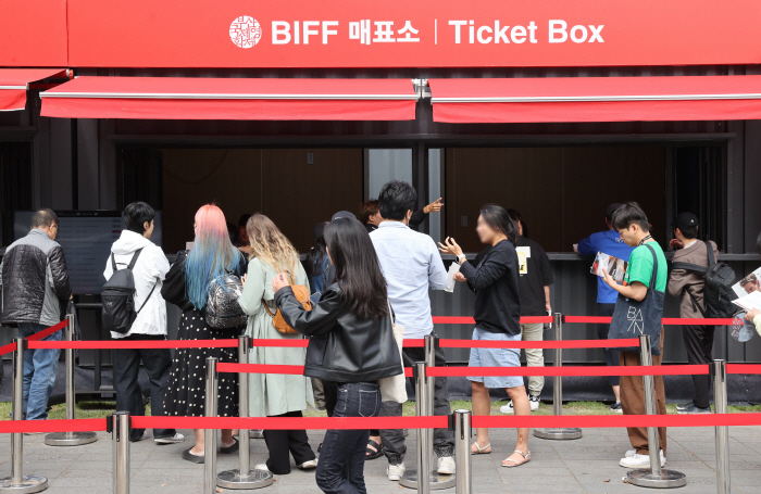 [SC-BIFF 폐막] "흥행 견인"vs"취지 퇴색"…불붙은 OTT 홍보…