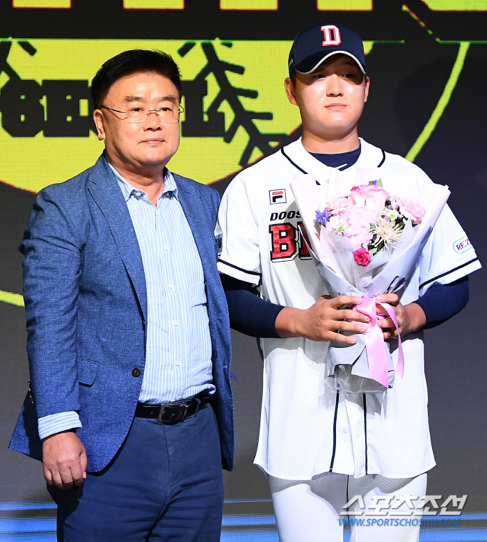 전체 1순위와 같은 대우! 김택연, 3.5억원에 도장 쾅…두산 신인계약 …