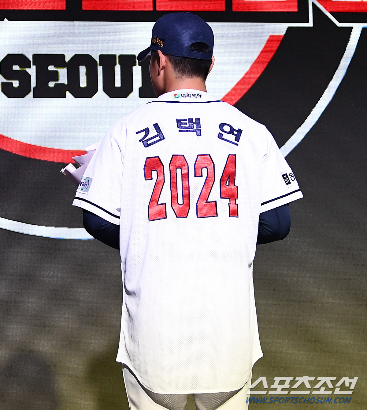 전체 1순위와 같은 대우! 김택연, 3.5억원에 도장 쾅…두산 신인계약 …