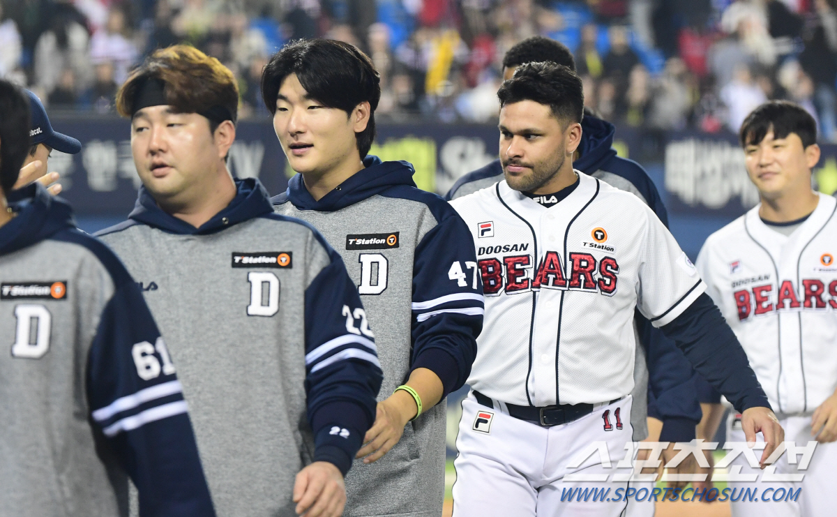 KIA 잡고 5강 문턱 선 두산 "아직 안 끝났다, 더 올라갈 수 있다"…