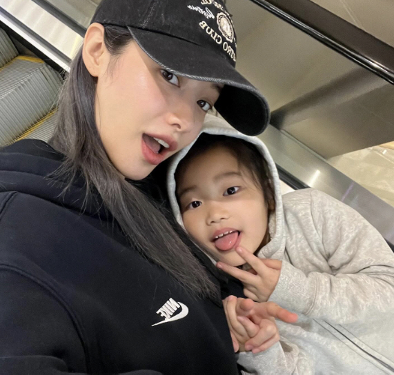 유깻잎, '이혼하고 전남편이 키우는 딸' 솔잎이 안고 행복 "사랑하오!"