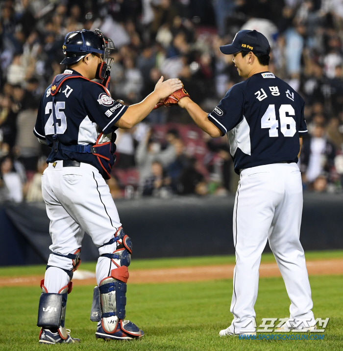 '5강 확정+데뷔 첫 SV' 두산 김명신 "맞은 공, 홈런인 줄 알았는데…