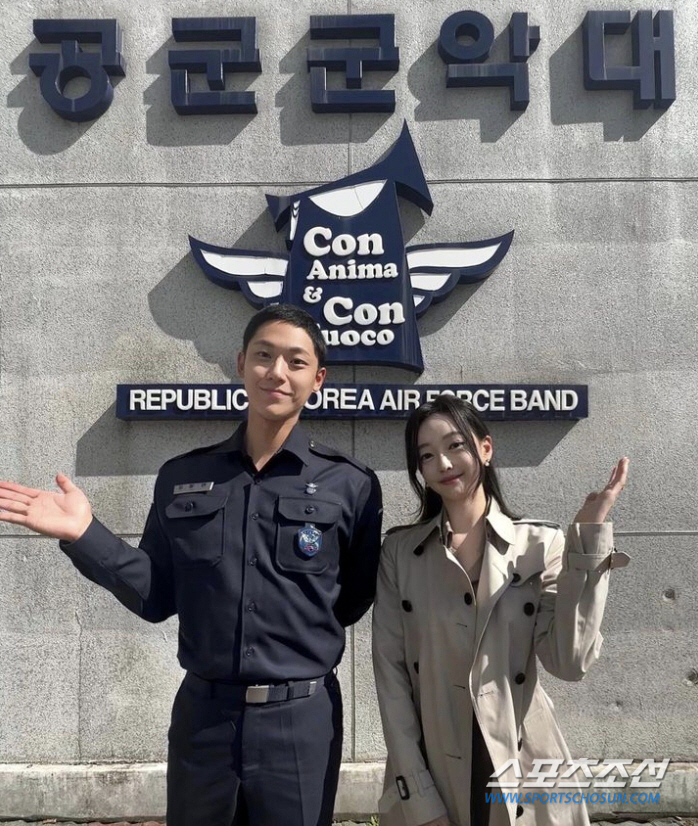'군복무 中' 이도현, '♥임지연' 생각한 매너손? 한 손 뒤로 한 채 …