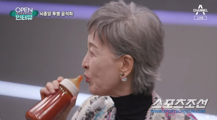 '뇌종양 투병' 윤석화, 앞니 4개 잃고 젖병으로 주스 마시는 모습 공개…