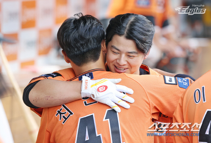 1번 고민 지워버린 고마운 복학생…3할 타율 바라보는 최인호, "내년엔 …