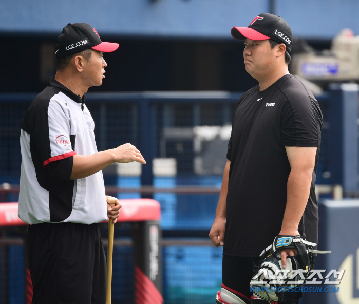 '네가 안방의 미래야~' 김범석 '포수계 레전드 박경완 코치와 수비 훈련…