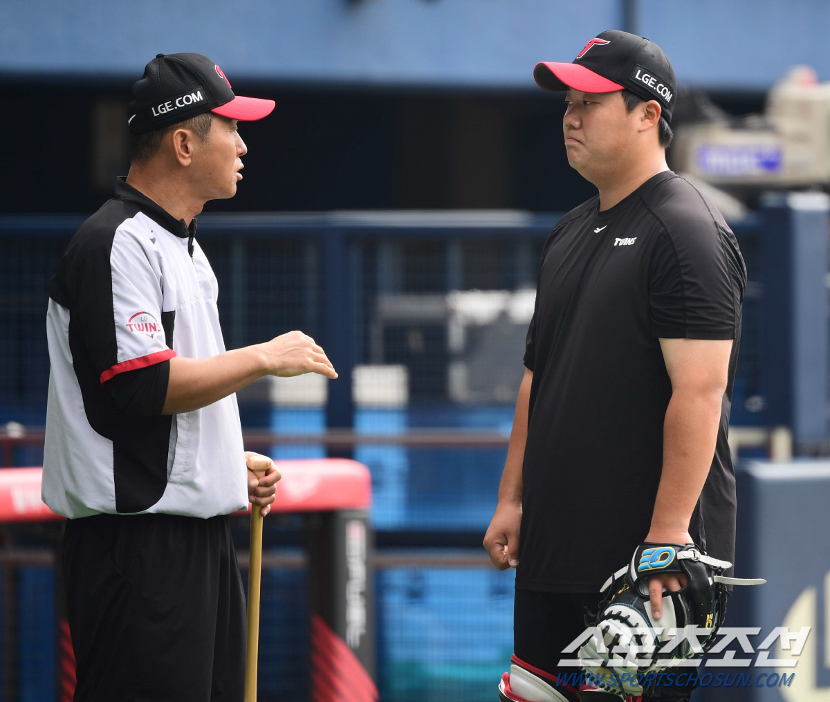 '네가 안방의 미래야~' 김범석 '포수계 레전드 박경완 코치와 수비 훈련…