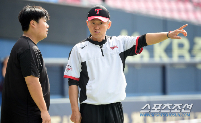 '네가 안방의 미래야~' 김범석 '포수계 레전드 박경완 코치와 수비 훈련…