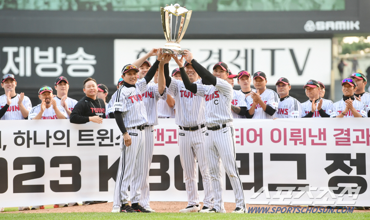 '노란 물결 넘실대는 잠실' 쌍둥이들 '안방에서 우승 트로피 번쩍' [잠…
