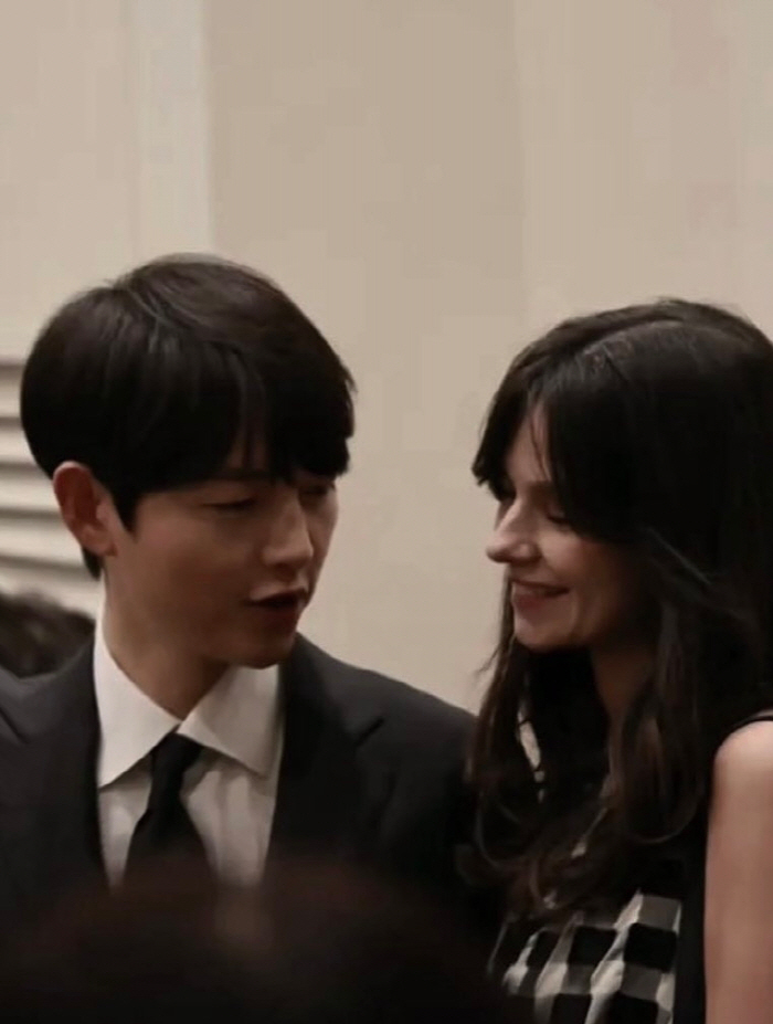 송중기, 케이티♥와 여동생 결혼식 참석…미소가 닮은 잉꼬부부