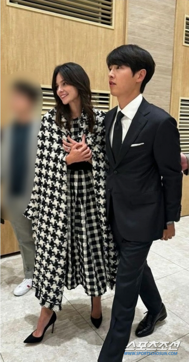 '송중기♥'케이티, 출산 100일 만에 늘씬 자태…'시누이 결혼식' 참석…
