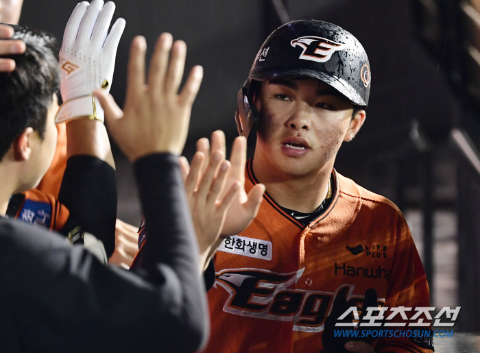 롯데전 2경기 4안타 4타점…8위 불씨 살린 19세 신인 문현빈, "1군…