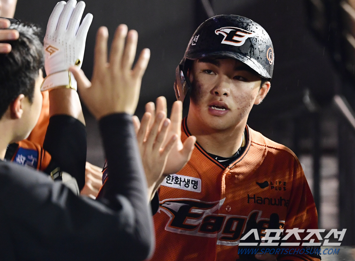롯데전 2경기 4안타 4타점…8위 불씨 살린 19세 신인 문현빈, "1군…