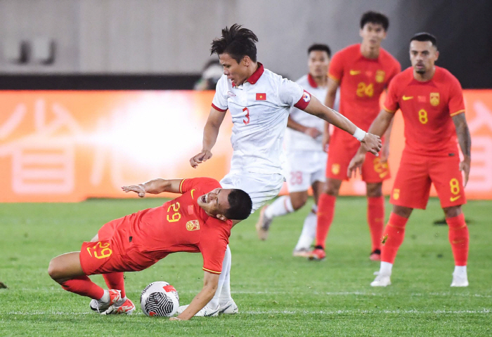 韓 사령탑 후보에 올랐던 '일본 히딩크', 머리 희끗희끗한 노장이 되어 …