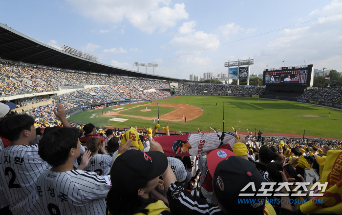 '10년만 120만→5년만 800만' '흥행+성적' 완벽했던 LG의 피날…