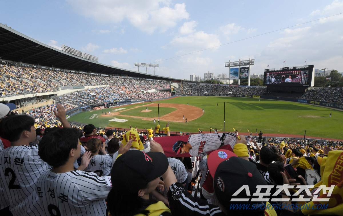 '10년만 120만→5년만 800만' '흥행+성적' 완벽했던 LG의 피날…
