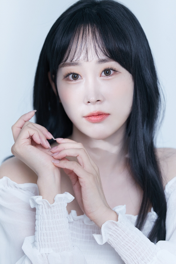 '복면가왕' 그 백만송이 맞나…김의영, 새 프로필 사진서 팔색조 매력