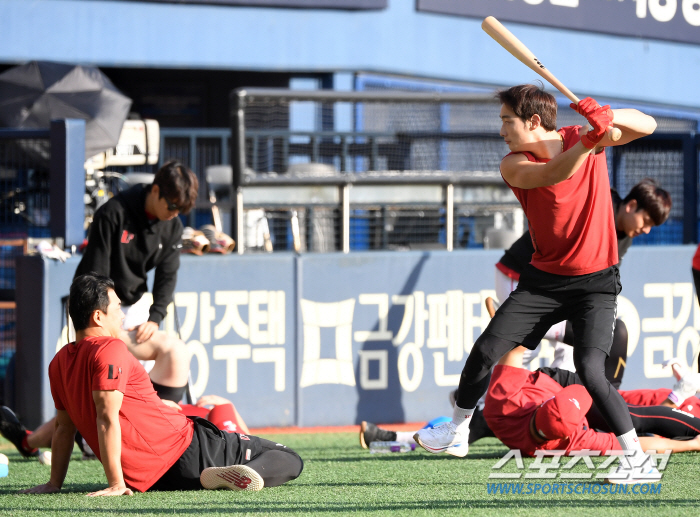 '역시 젊은게 좋아' 23년 차 베테랑 김강민은 몸 푸는데...민소매 차…