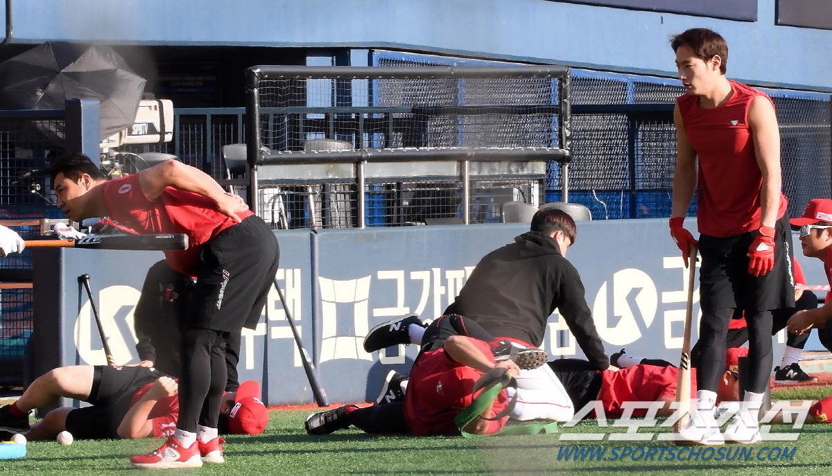 '역시 젊은게 좋아' 23년 차 베테랑 김강민은 몸 푸는데...민소매 차…