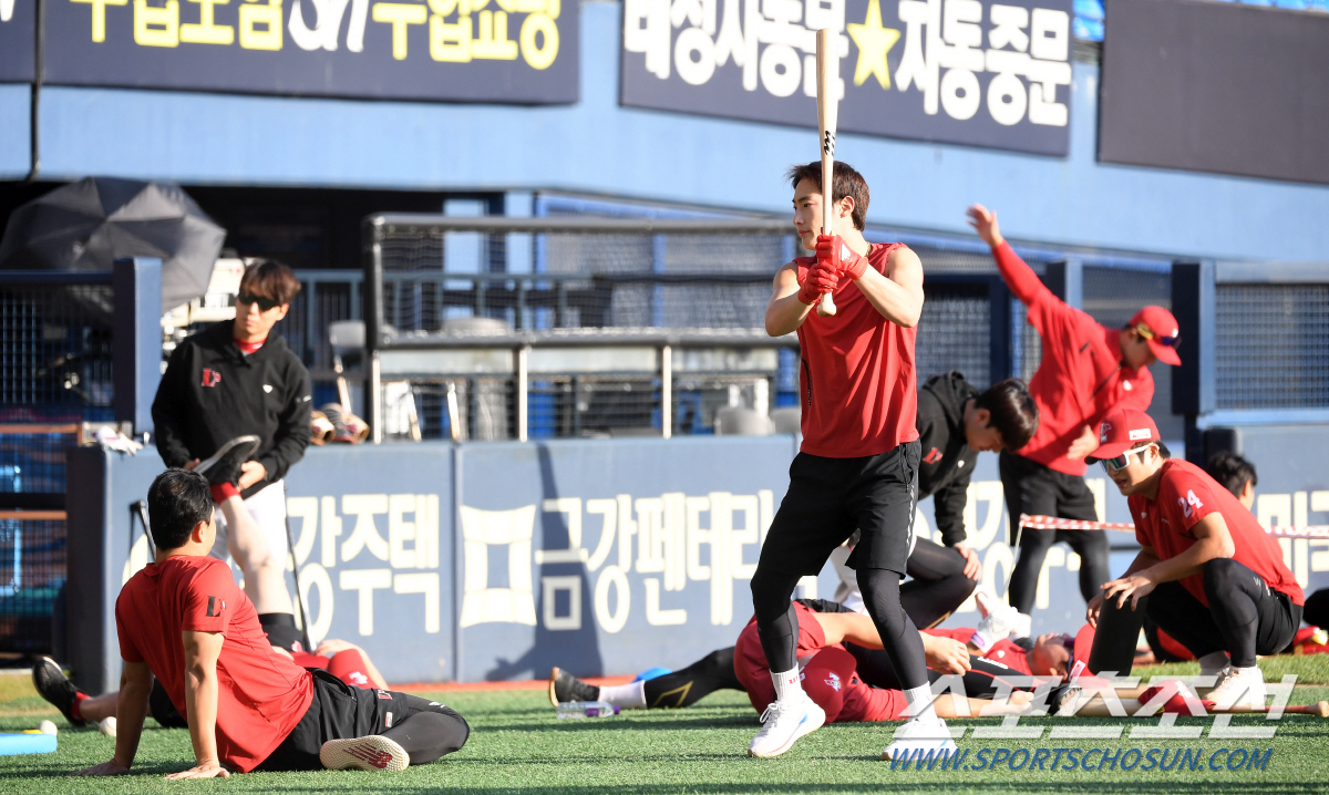 '역시 젊은게 좋아' 23년 차 베테랑 김강민은 몸 푸는데...민소매 차…
