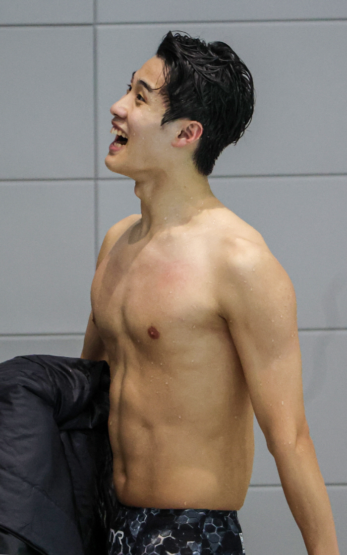 "뜨거운 레이스" 황선우,자유형200m '절친라이벌'이호준에 0.24초차…