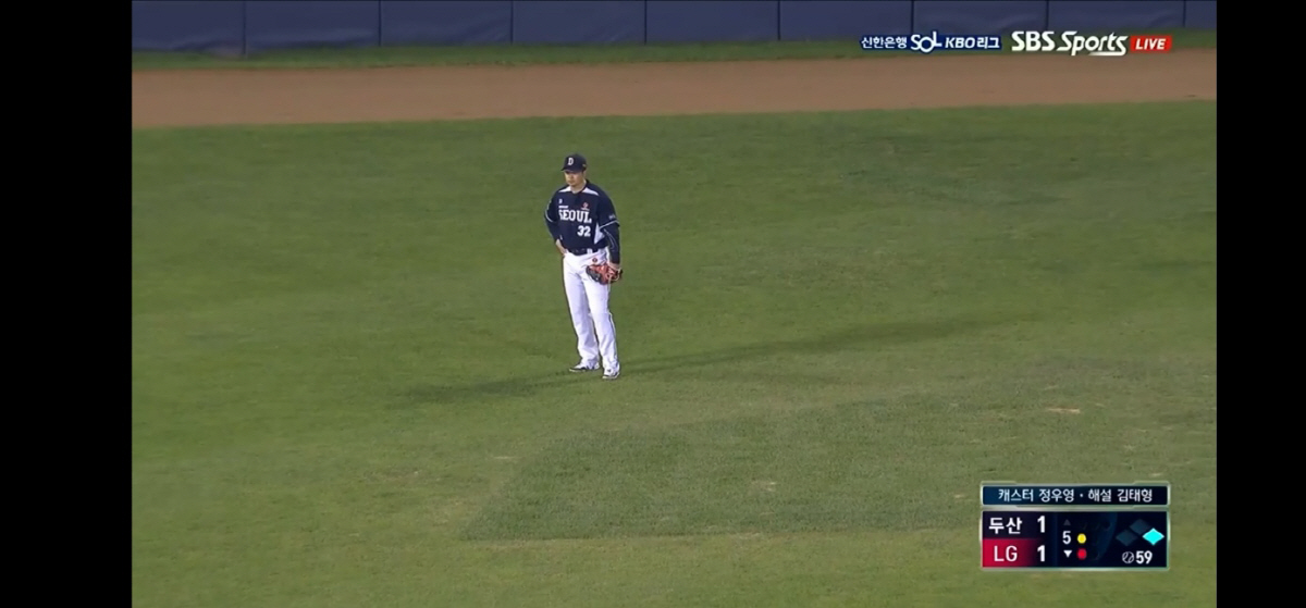 "두달은 갈 것" '미끌 휘청 몸개그' 가을야구 앞둔 잠실야구장의 잔디 …