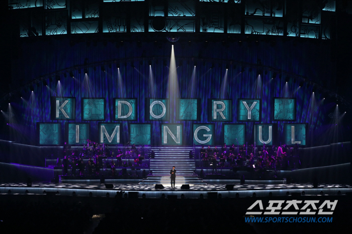 [SC콘서트]김동률, 다시 4년을 열심히 살게 만들다…응원봉·카메라·돌출…