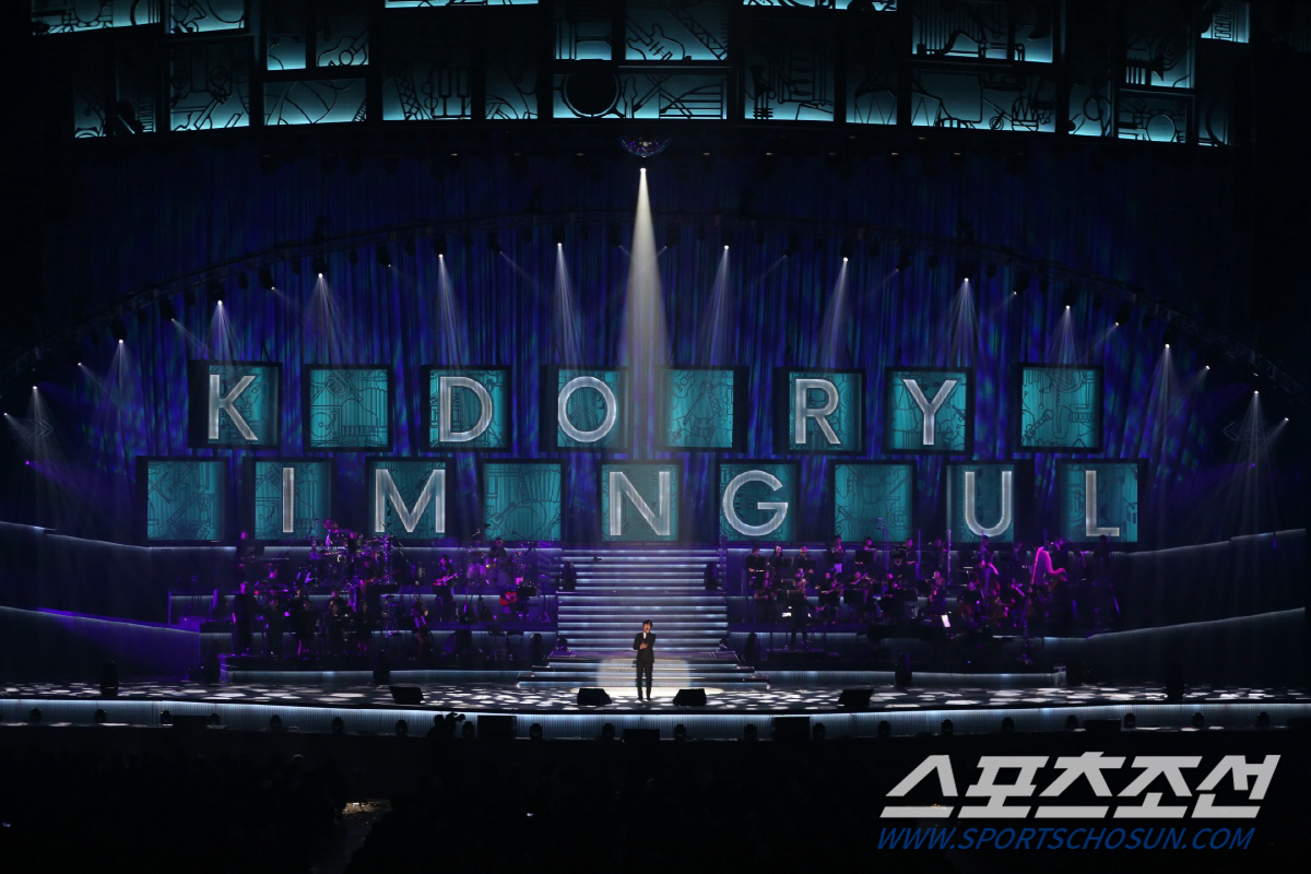 [SC콘서트]김동률, 다시 4년을 열심히 살게 만들다…응원봉·카메라·돌출…