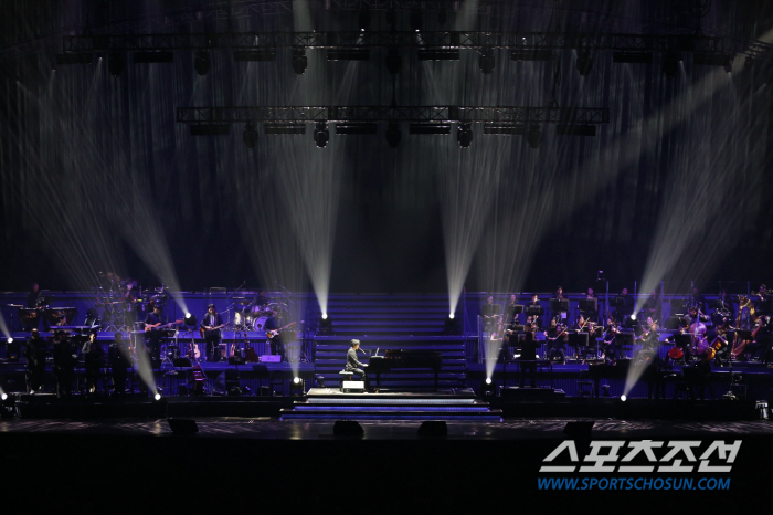 [SC콘서트]김동률, 다시 4년을 열심히 살게 만들다…응원봉·카메라·돌출…