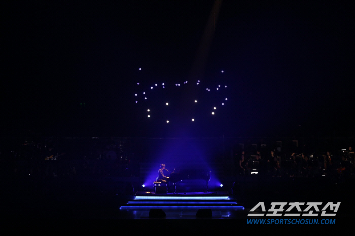 [SC콘서트]김동률, 다시 4년을 열심히 살게 만들다…응원봉·카메라·돌출…